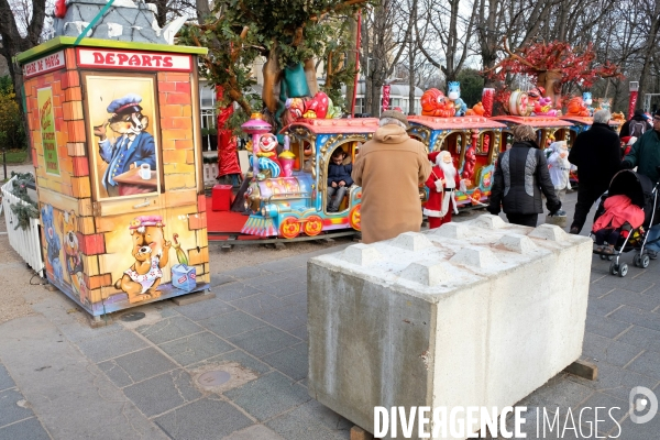 Marche de Noel sous haute protection aux Champs Elysées. Mise en place de blocs de beton depuis l  attentat de Berlin