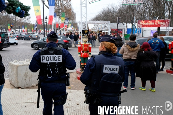 Marche de Noel sous haute protection aux Champs Elysées. Mise en place de blocs de beton depuis l  attentat de Berlin