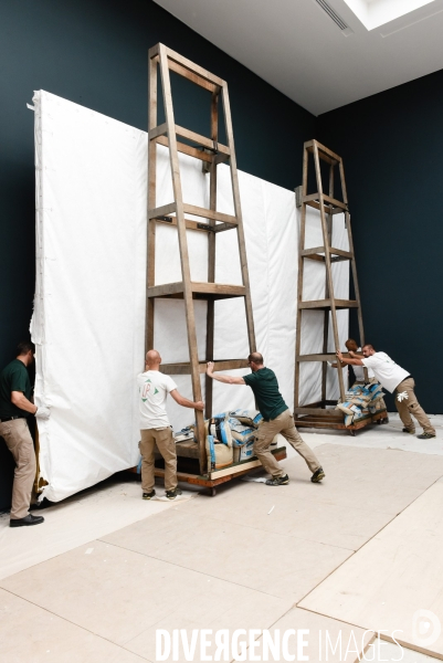 Le Louvre. Réaccrochage après travaux dans les salles des peintures françaises du XVIIème siècle.