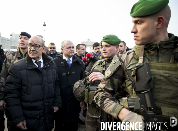 Visite de Jean-Yves LE DRIAN et Bruno LE ROUX aux militaires et policiers de l opération Sentinelle avant le nouvel an à Paris