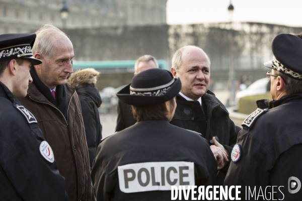 Visite de Jean-Yves LE DRIAN et Bruno LE ROUX aux militaires et policiers de l opération Sentinelle avant le nouvel an à Paris