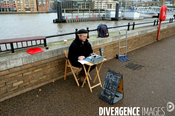 Londres.Un poete public avec sa machine a ecrire au bord de la Tamise.