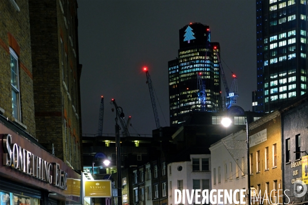 Londres.Au sommet d une tour de bureaux ,  un sapin  en LED, eclaire la City