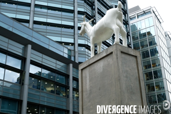 Londres.Une chevre, installation de Kenny Hunter-I Goat-2010 au pied de tours de bureaux dans la City