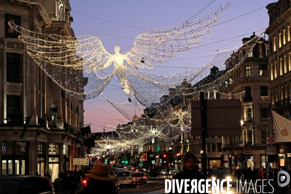 Londres. Des anges de lumiere, lLes illuminations des fetes de Noel et de fin d annee sur Regent street.