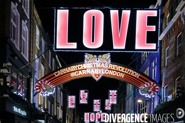 Londres.Carnaby street,le decor des fetes de fin d annee, esprit rock and roll et peace and love