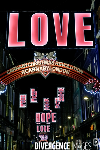 Londres.Carnaby street,le decor des fetes de fin d annee, esprit rock and roll et peace and love