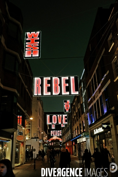Londres.Carnaby street,le decor des fetes de fin d annee, esprit rock and roll et peace and love