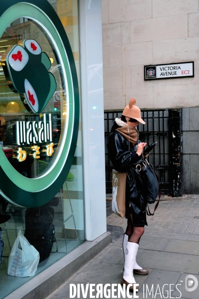 Londres.Une fashionnista devant la vitrine d une chaine de restauration rapide japonaise Wasabi