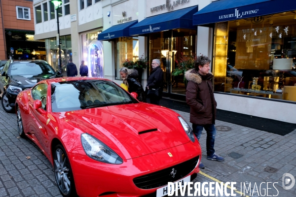 Londres.Ferrari rouge devant le magasin Luxury Living dans le west end