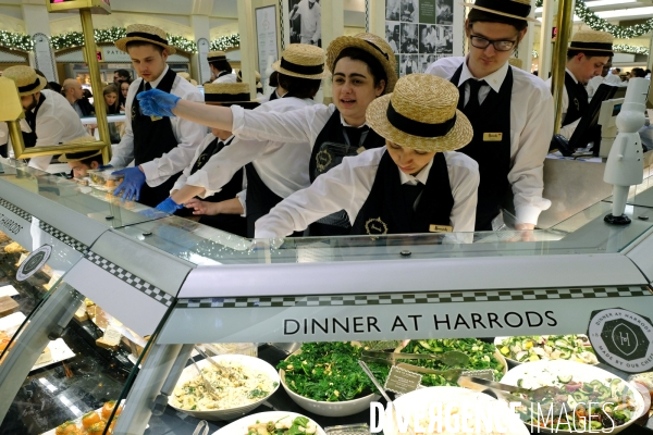 Londres.Chez Harrod s au departement alimentation, les vendeurs sont tres occupes