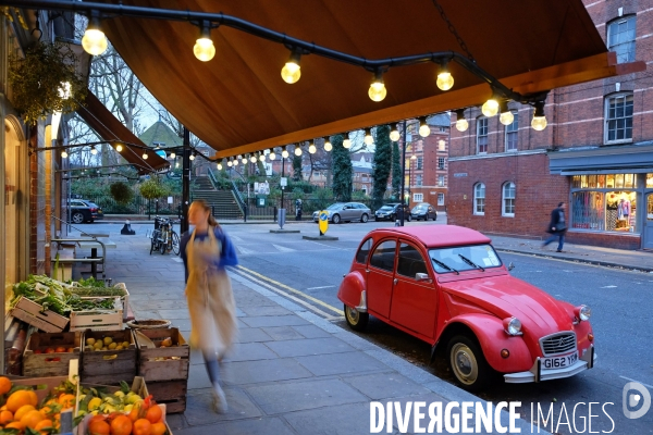 Londres.Entre chien et loup, dans le quartier de Shoreditch, une 2cv rouge sang de boeuf garee devant une epicerie