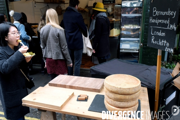 Londres.Au marche de Borough,chez Kappacasein, degustation d une assiette de London raclette