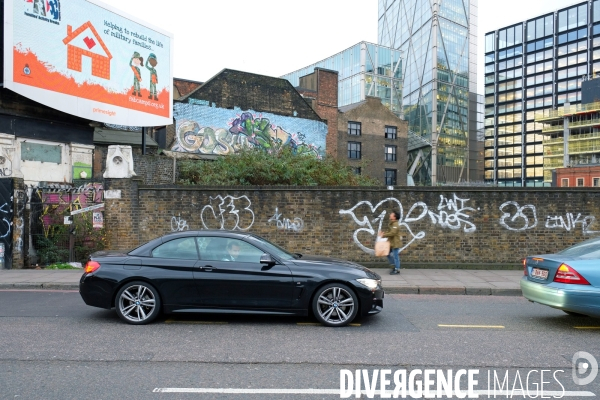 Londres.Sur Commercial street, dans le quartier de Shoreditch, la pression fonciere de la City se fait sentir: nouveaux immeubles, friches et grues transforme le quartier autrefois ouvrier