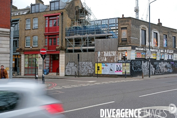 Londres.Sur Commercial street, dans le quartier de Shoreditch, la pression fonciere de la City se fait sentir: nouveaux immeubles, friches et grues transforment le quartier autrefois ouvrier