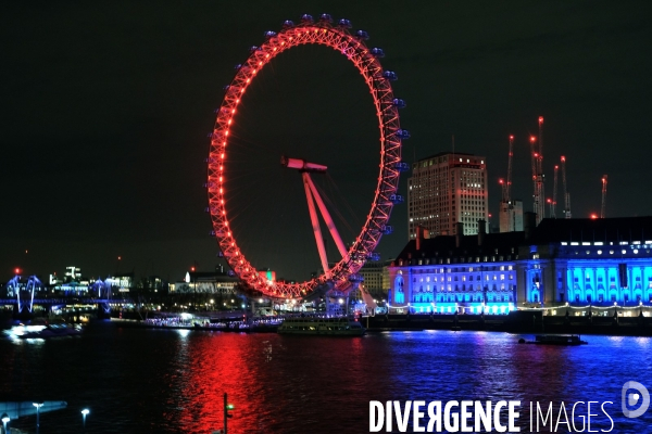 Londres.Au bord de la Tamise, sur la rive sud,le london Eye, la plus grande roue d Europe eclairee en rouge