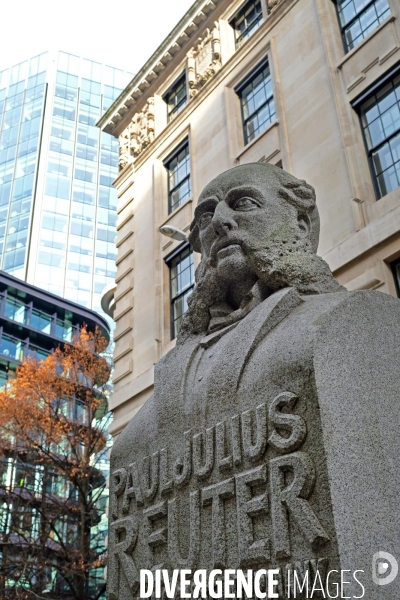 Londres.La statue de paul julius Reuter dans la City, journaliste, fondateur en 1851 de Reuters, la premiere  agence d informations economiques et financieres