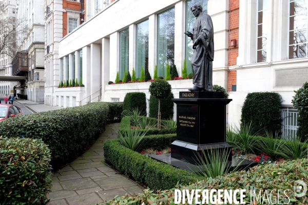 Londres.Statue de Michael Faraday, physicien et chimiste britannique