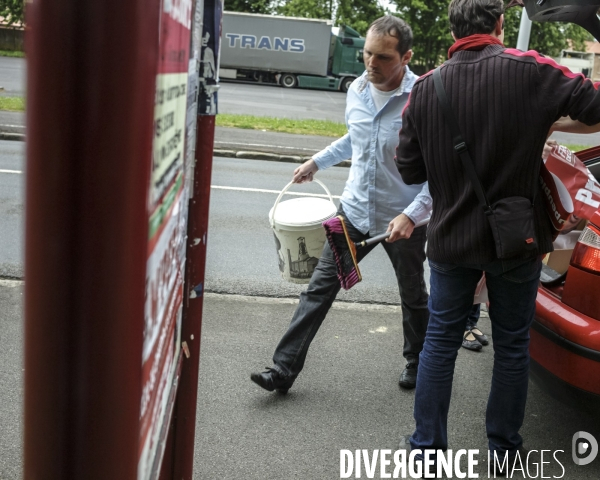 Campagne legislative de Jean-Luc Melenchon - collage d affiches