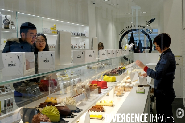 Illustration Decembre2016.Dans la troisieme patisserie Michalak a saint Germain des Pres, deux touristes asiatiques regardent les desserts  et delices a emporter