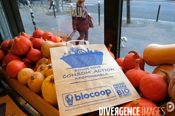 Illustration Decembre2016.Un magasin Biocoop.Premier reseau de magasins bio en France.Slogan ? Pour une consom   action responsable