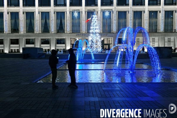 Illustration Decembre2016.Sapin et fontaines eclairees devant la marie du Havre