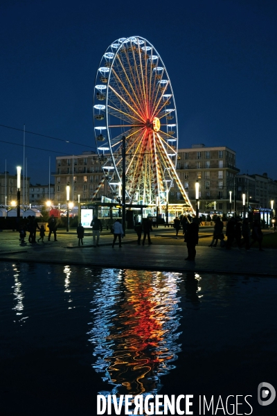 Illustration Decembre2016.Grande roue eclairee sur la place de l hotel de ville