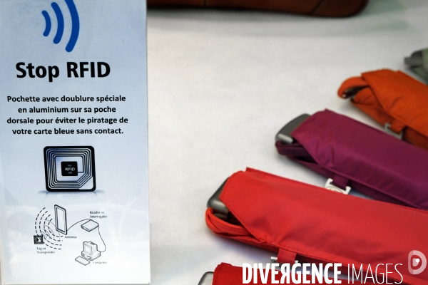 Illustration Decembre2016..Pochettes pour smartphone anti pirage de la carte bleue sans contact par le biais du RFID