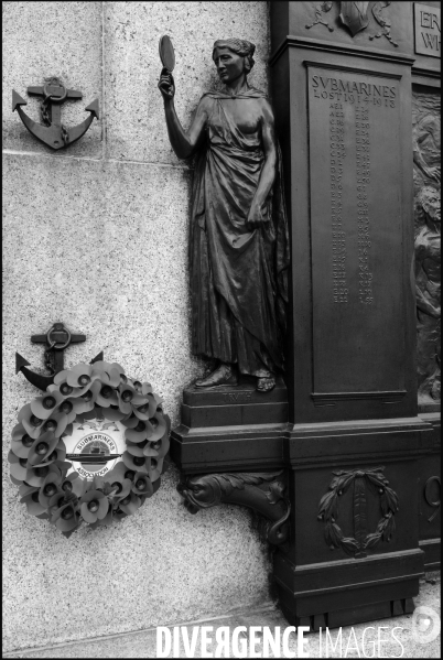 Londres.Sur la rive nord de la Tamise,detail du monument erige en memoire des sous mariniers disparus en mer