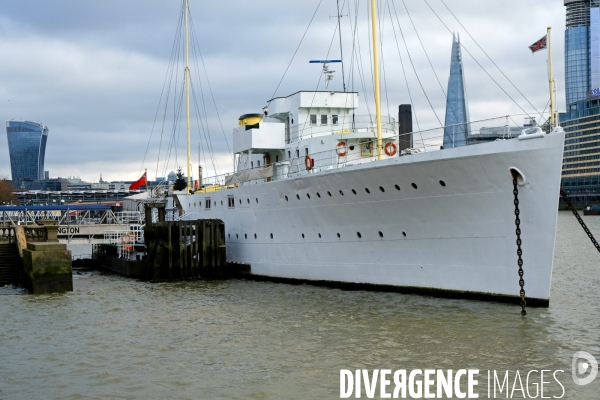 Londres.Le HMS Wellington lance en 1934, en service durant la 2 eme guerre mondiale, et amaré depuis 1946 a Victoria embankment