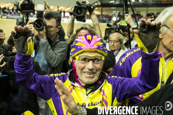 Robert MARCHAND, le cycliste français de105 ans a battu un nouveau record de l heure dans sa catégorie : 22,547 kilomètres parcourus sur le vélodrome national de Saint-Quentin-en-Yvelines.