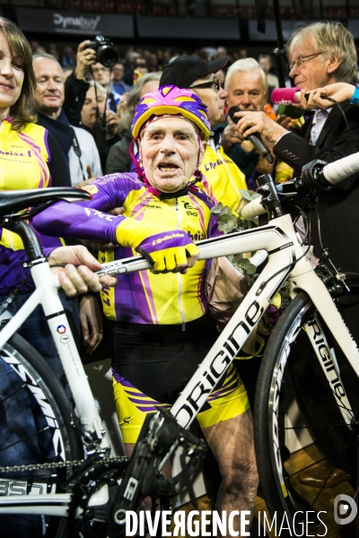 Robert MARCHAND, le cycliste français de105 ans a battu un nouveau record de l heure dans sa catégorie : 22,547 kilomètres parcourus sur le vélodrome national de Saint-Quentin-en-Yvelines.
