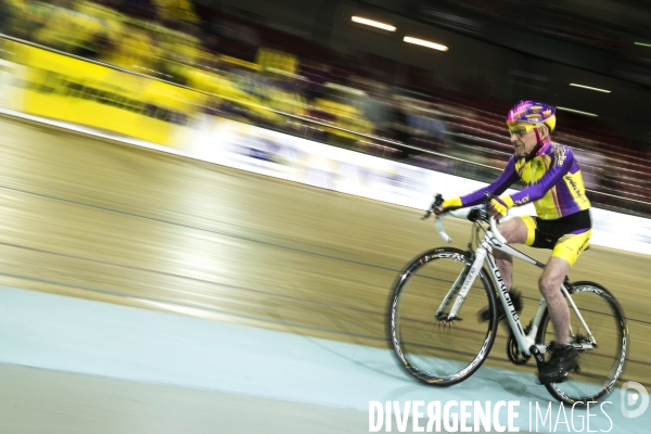 Robert MARCHAND, le cycliste français de105 ans a battu un nouveau record de l heure dans sa catégorie : 22,547 kilomètres parcourus sur le vélodrome national de Saint-Quentin-en-Yvelines.