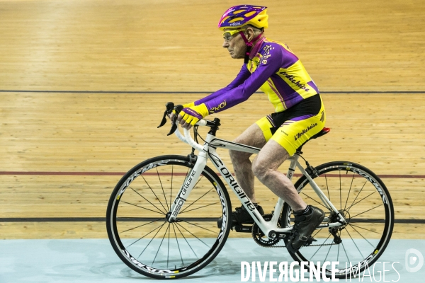 Robert MARCHAND, le cycliste français de105 ans a battu un nouveau record de l heure dans sa catégorie : 22,547 kilomètres parcourus sur le vélodrome national de Saint-Quentin-en-Yvelines.