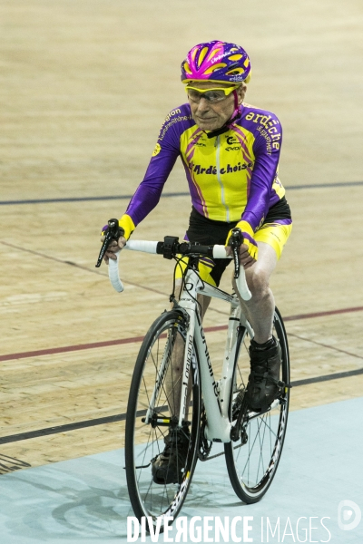 Robert MARCHAND, le cycliste français de105 ans a battu un nouveau record de l heure dans sa catégorie : 22,547 kilomètres parcourus sur le vélodrome national de Saint-Quentin-en-Yvelines.