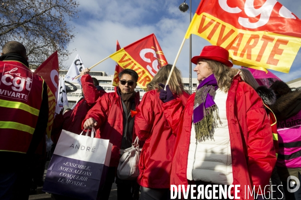 Après les rumeurs de cession de la marque André, les salariés du groupe Vivarte manifestent devant le ministère de l économie à Bercy avant d y être reçus.