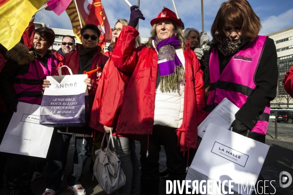 Après les rumeurs de cession de la marque André, les salariés du groupe Vivarte manifestent devant le ministère de l économie à Bercy avant d y être reçus.