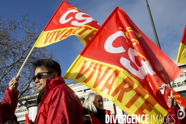 Après les rumeurs de cession de la marque André, les salariés du groupe Vivarte manifestent devant le ministère de l économie à Bercy avant d y être reçus.