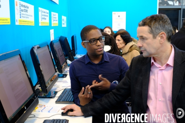 Salon admission post-bac.Visite de Thierry Mandon, secrétaire d etat caharge de l enseignement superieur et de la Recherche