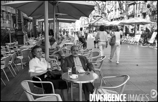 SPAIN/CATALONIA/BARCELONA/1989JUN00/ Henriette et salcvador BARTOLI mes parents sur les ramblas de Barcelone 50 ans apres leur depart en exil chasses par les troupes de Franco. © Georges BARTOLI / Divergence