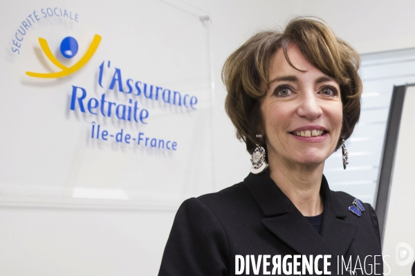 Marisol Touraine assiste au lancement du premier service de demande de retraite en ligne.