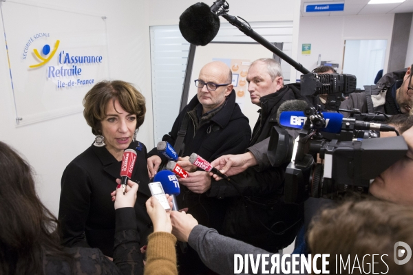 Marisol Touraine assiste au lancement du premier service de demande de retraite en ligne.