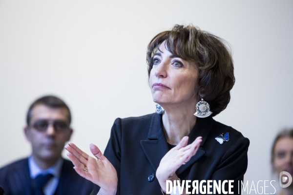 Marisol Touraine assiste au lancement du premier service de demande de retraite en ligne.