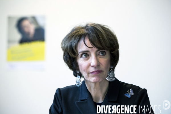 Marisol Touraine assiste au lancement du premier service de demande de retraite en ligne.