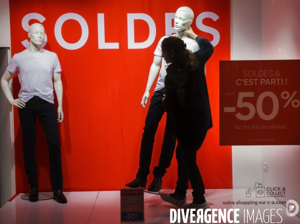 Ouverture des soldes d hiver sur les grands boulevards à Paris