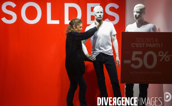 Ouverture des soldes d hiver sur les grands boulevards à Paris