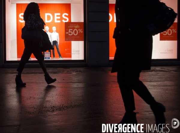 Ouverture des soldes d hiver sur les grands boulevards à Paris