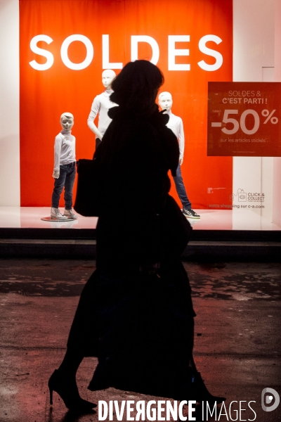 Ouverture des soldes d hiver sur les grands boulevards à Paris