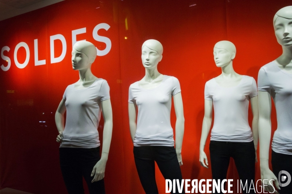 Ouverture des soldes d hiver sur les grands boulevards à Paris