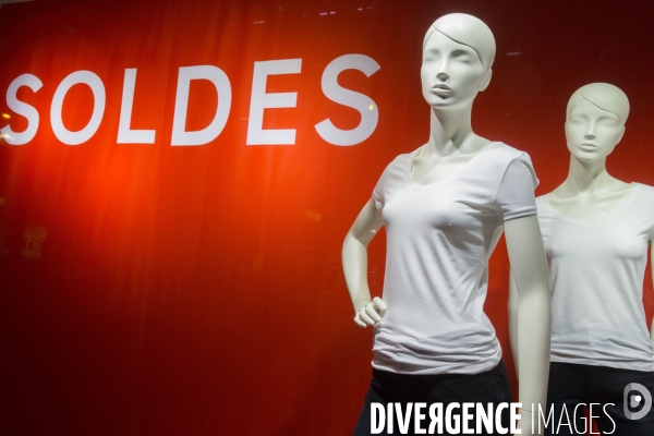 Ouverture des soldes d hiver sur les grands boulevards à Paris